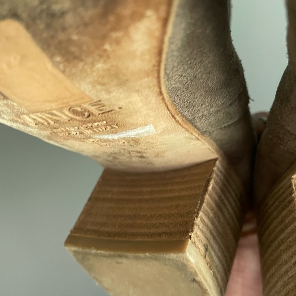 VINCE Hallie Grey Suede Ankle Boots Womens Size 8 - Picture 5 of 5